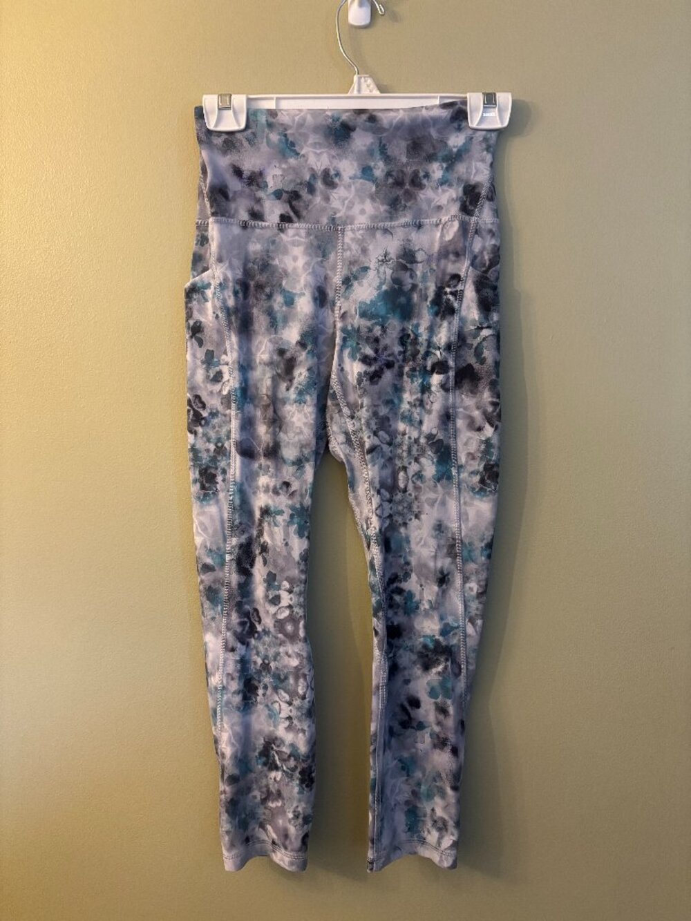 Lululemon Size 6 High-Rise Cropped Leggings with Pockets, Watercolor Flora